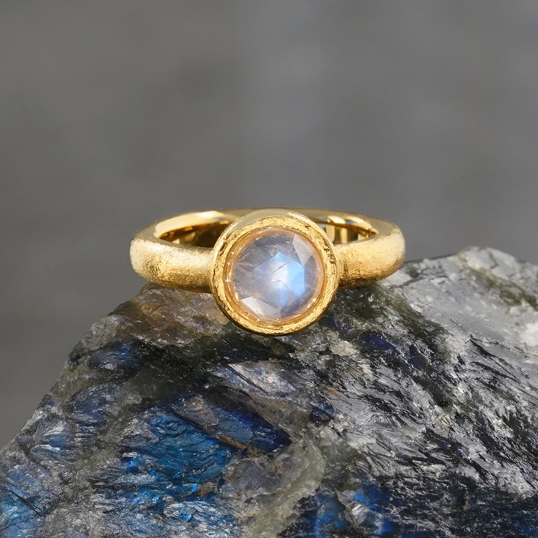 Rainbow moonstone rim pinky ring /レインボームーンストーン. | Hariqua-パワーストーンジュエリー-