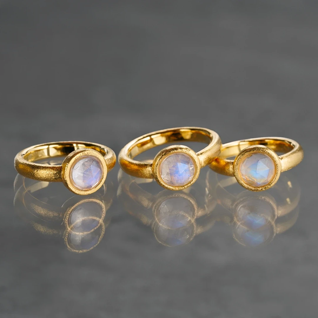 Rainbow moonstone rim pinky ring /レインボームーンストーン. | Hariqua-パワーストーンジュエリー-