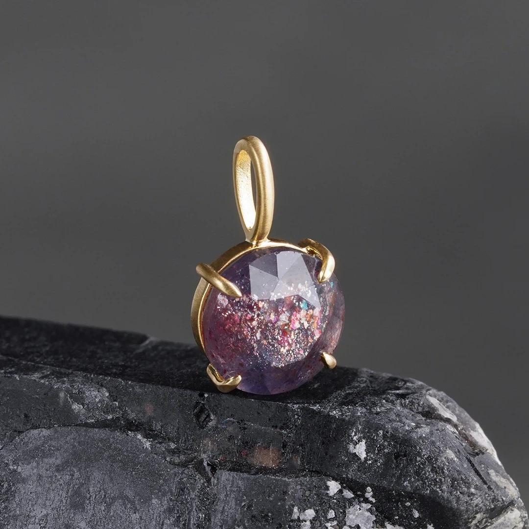 Sunstone iolite charm 1.95 /サンストーンアイオライト | Hariqua 