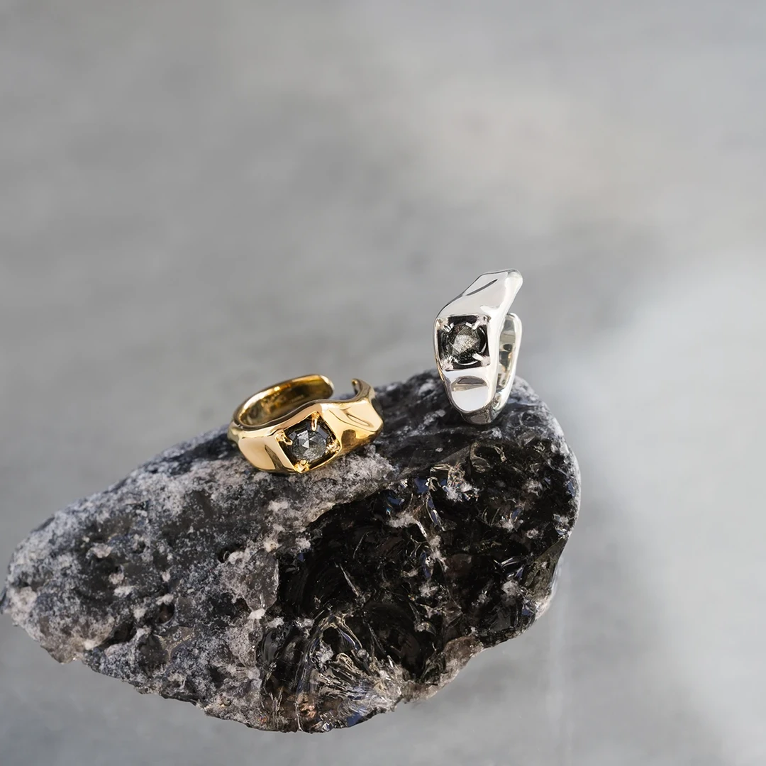 Silver sheen obsidian ear cuff ring /オブシディアン. | Hariqua 